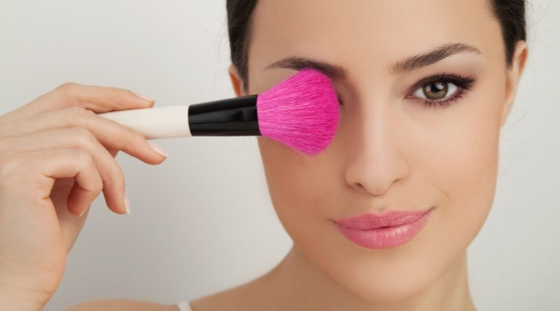 Atractiva mujer con maquillaje natural resaltando su belleza única